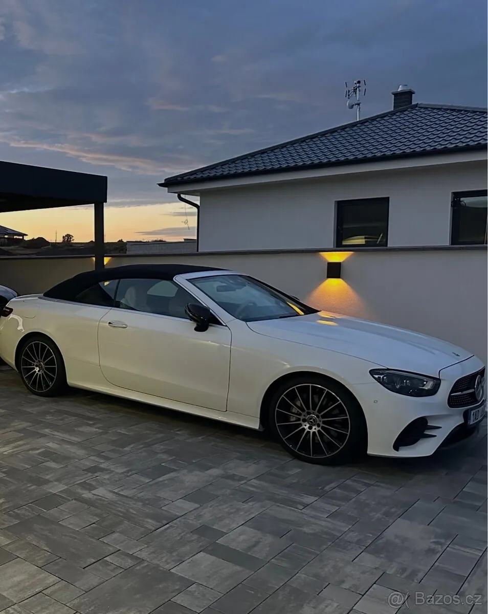 Mercedes-Benz E-Class Cabriolet 2023 photo 3