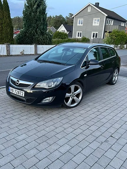 Opel Astra 2011 photo 2