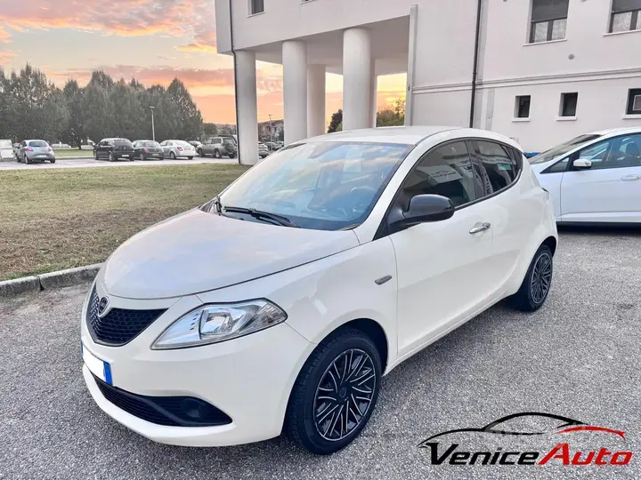 Lancia Ypsilon 2018 photo 2
