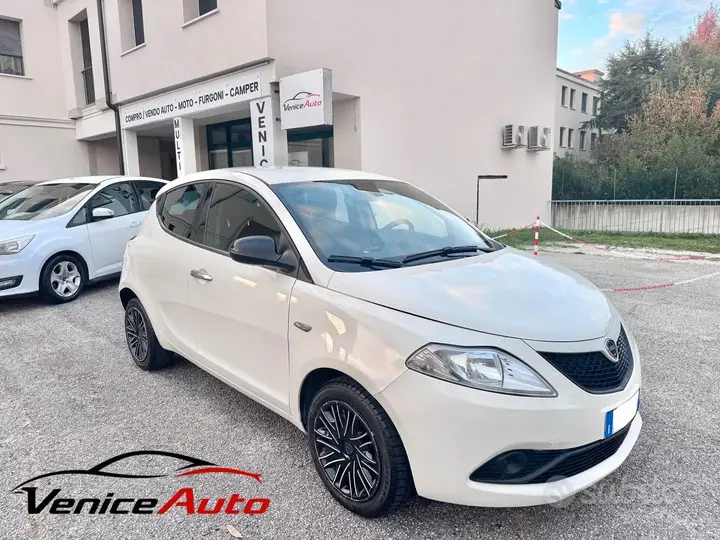 Lancia Ypsilon
