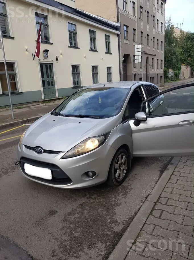 Ford Fiesta 2010 photo 3