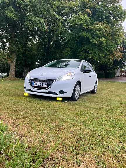 Peugeot 208 2014 photo 2