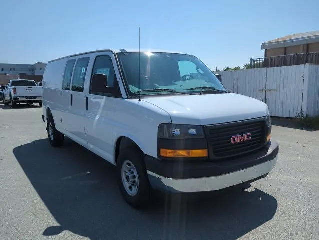 GMC Savana 2026 photo 2