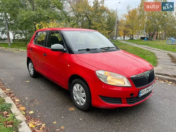 Skoda Fabia 2011 photo 3