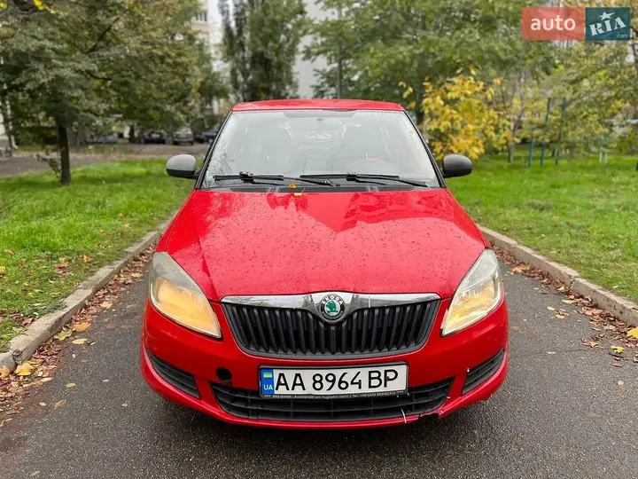 Skoda Fabia 2011 photo 2