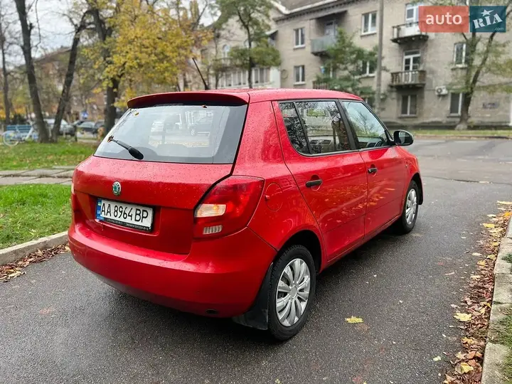 Skoda Fabia 2011 photo 4