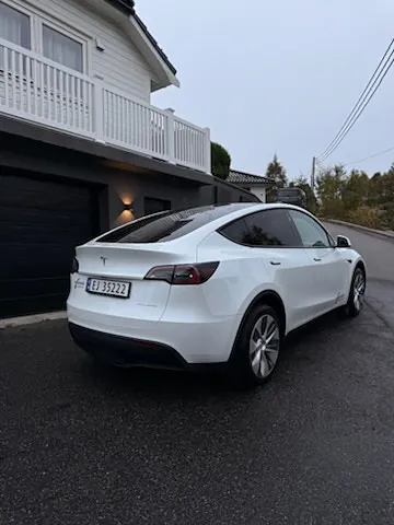 Tesla Model Y 2024 photo 3