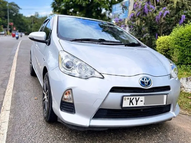 Toyota Aqua 2012 photo 2