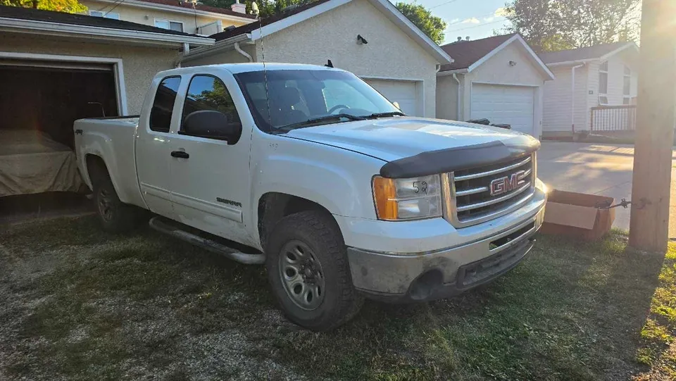GMC Sierra 2011 photo 2