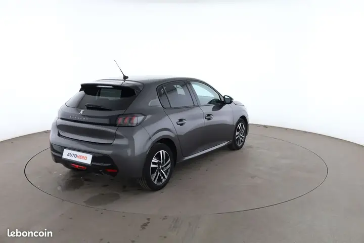 Peugeot 208 2022 photo 3