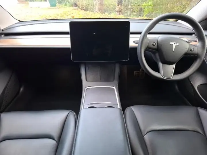 Tesla Model 3 2023 photo 2
