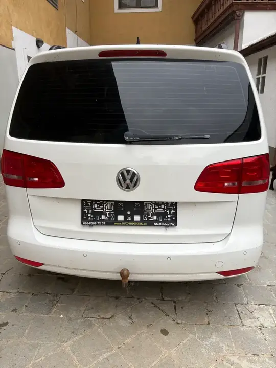 Volkswagen Touran 2012 photo 2