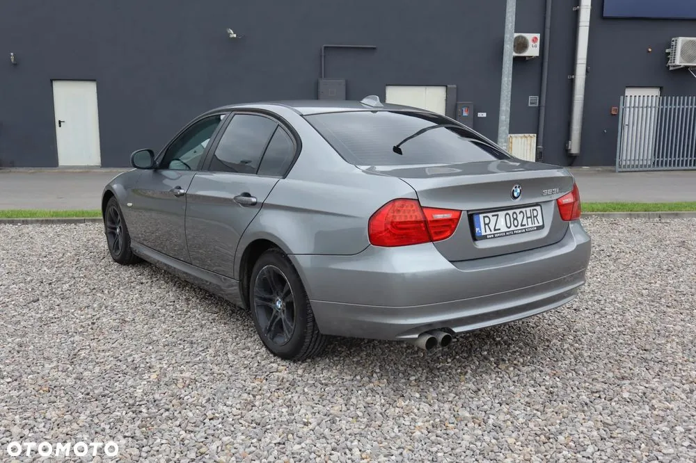 BMW 3 Series 2011 photo 3