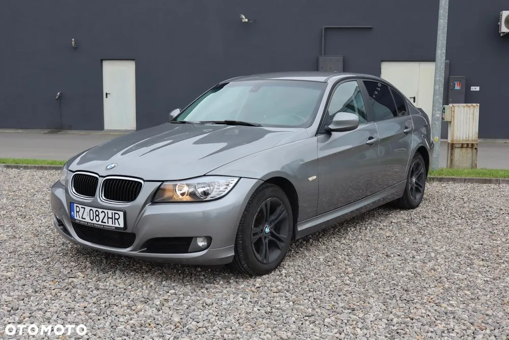 BMW 3 Series 2011 photo 2