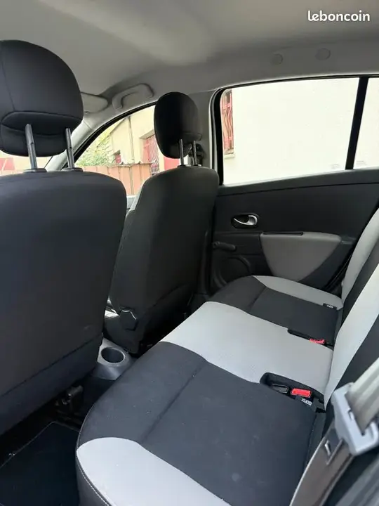 Renault Clio 2012 photo 2