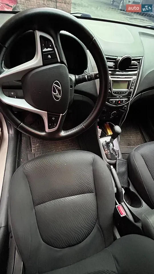Hyundai Accent 2011 photo 4