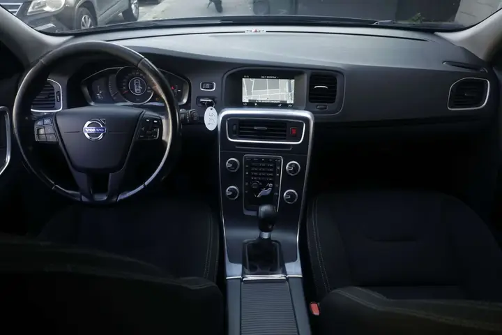 Volvo V60 2015 photo 2