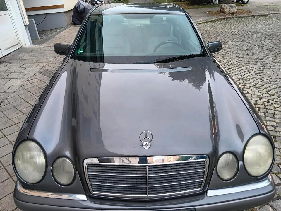 Mercedes-Benz E 230