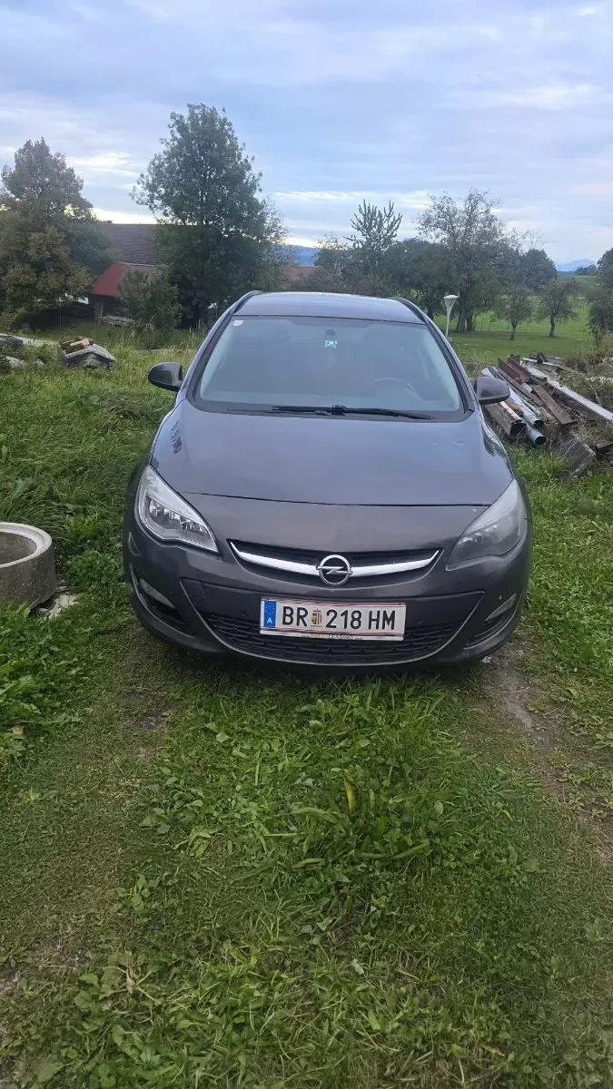 Opel Astra 2012 photo 2