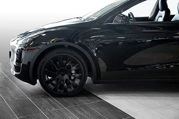 Tesla Model Y 2025 photo 4