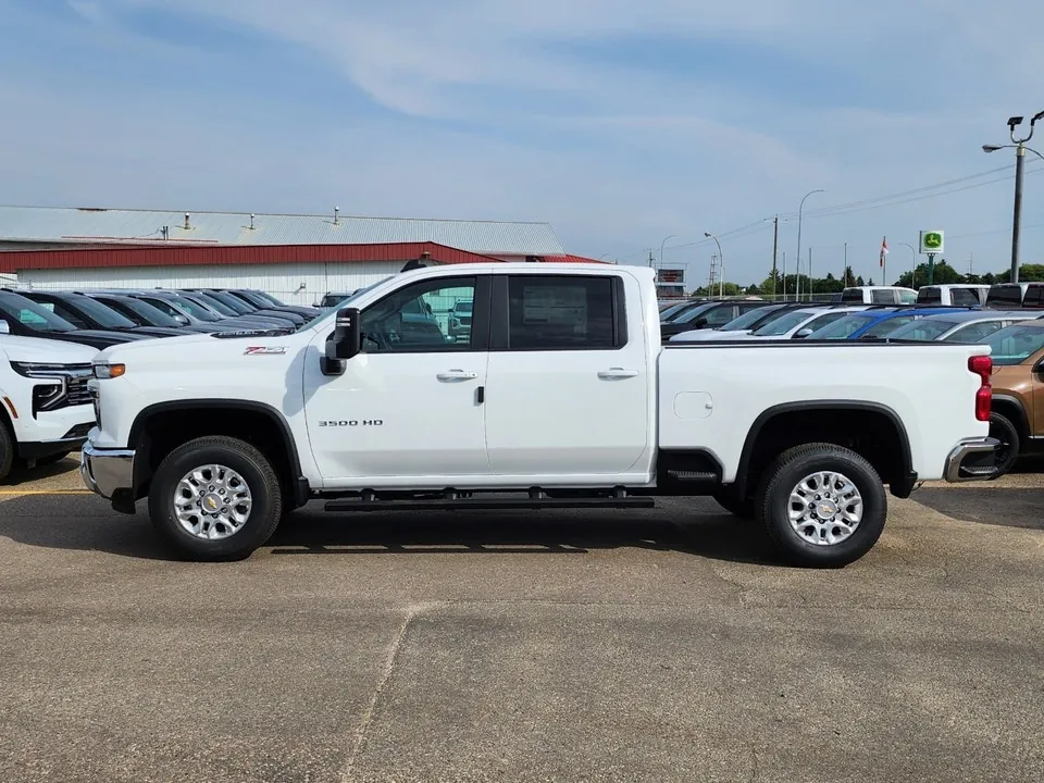 Chevrolet Silverado 3500Hd 2026 photo 3