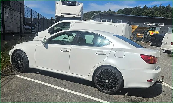 Lexus Is220D 2010 photo 3