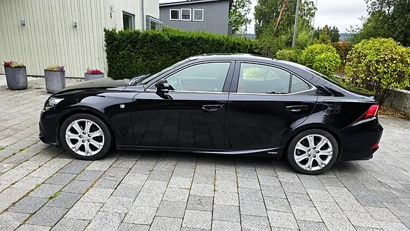 Lexus Is300H 2013 photo 2