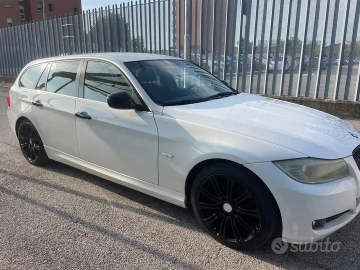 BMW 318 2010 photo 2