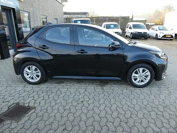 Toyota Yaris 2022 photo 2