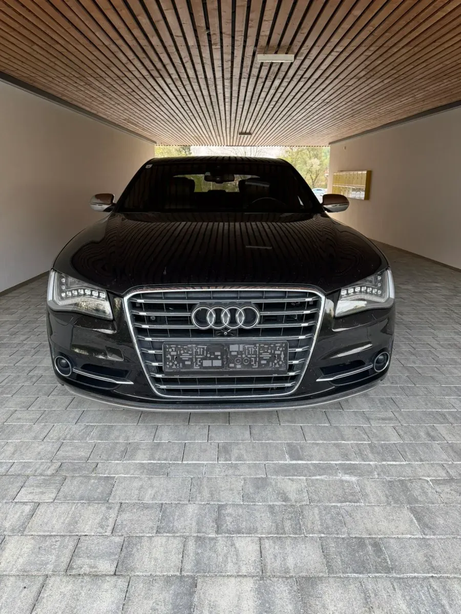 Audi A8 2013 photo 2