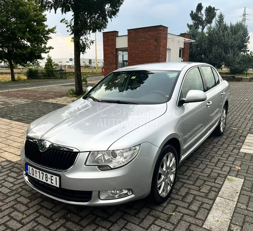 Skoda Superb 2011 photo 4