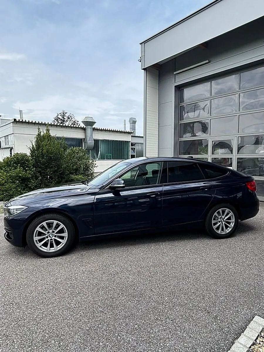 BMW 3 Series 2018 photo 2