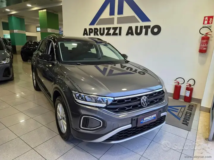 Volkswagen T-Roc 2023 photo 2