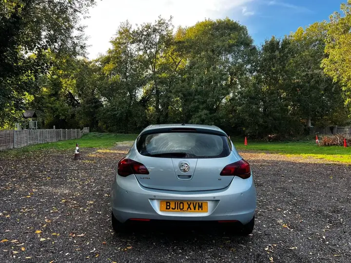 Vauxhall Astra 2010 photo 4