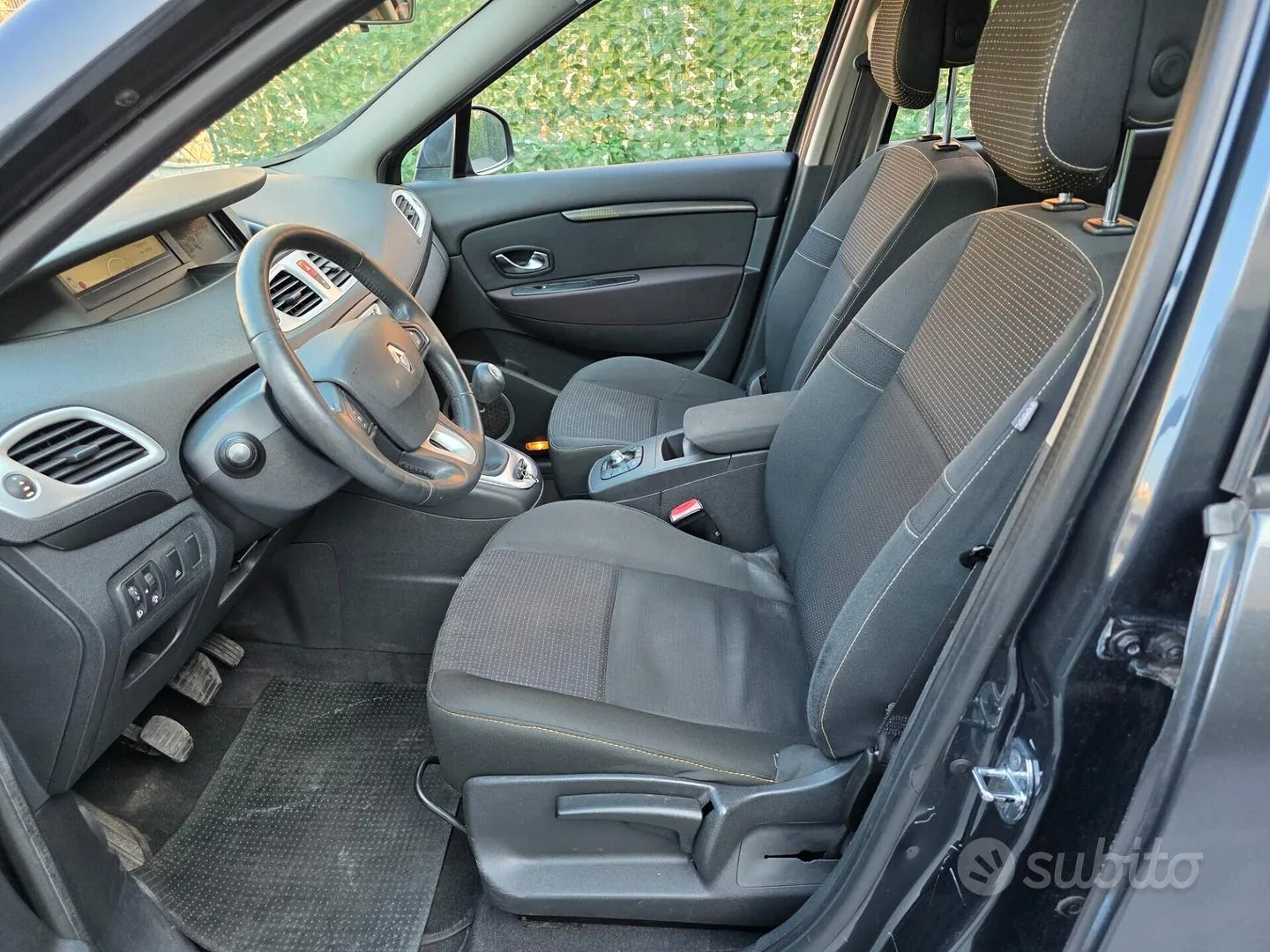 Renault Scenic 2010 photo 2