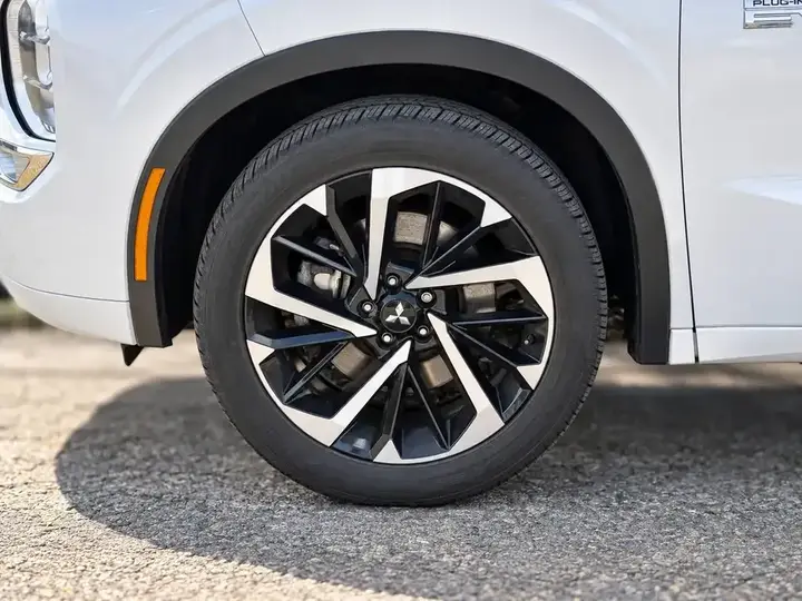 Mitsubishi Outlander 2023 photo 3