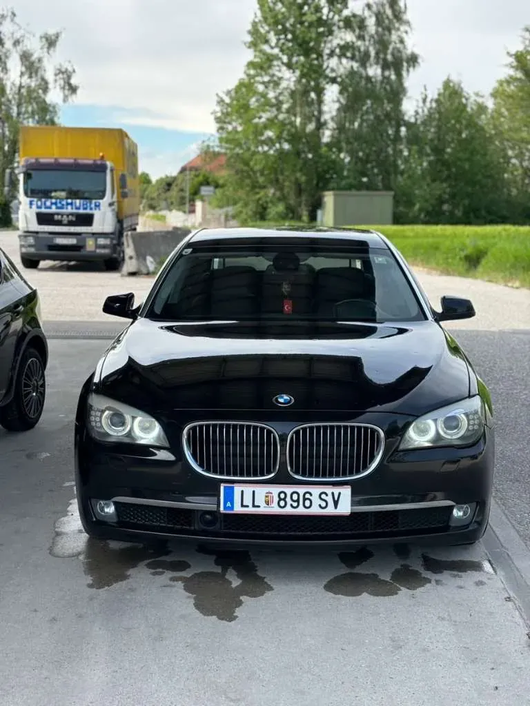 BMW 7 Series 2010 photo 2