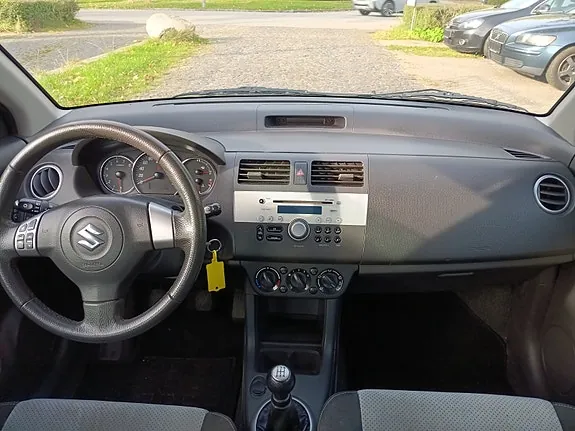 Suzuki Swift 2010 photo 2