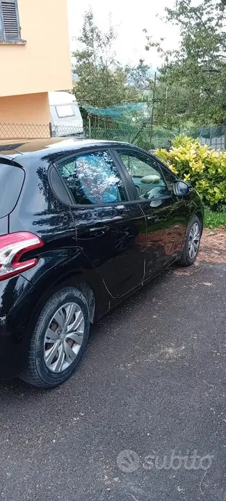 Peugeot 208 2015 photo 3