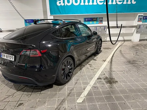 Tesla Model Y 2024 photo 2