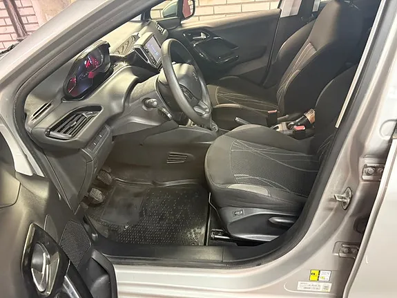 Peugeot 208 2015 photo 5