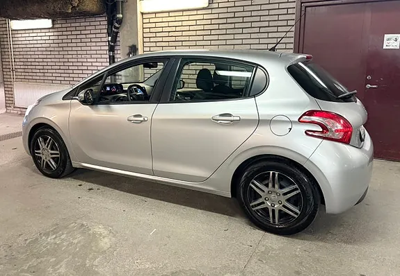 Peugeot 208 2015 photo 2
