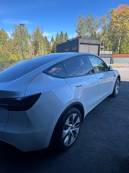 Tesla Model Y 2023 photo 4