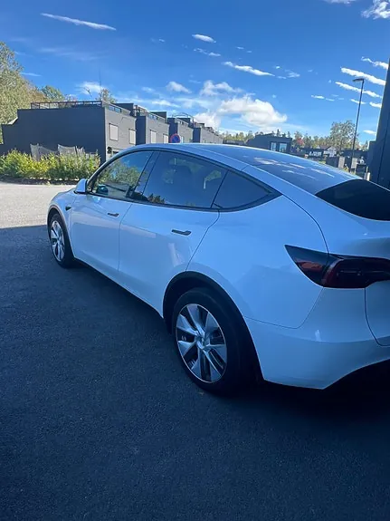 Tesla Model Y 2023 photo 2
