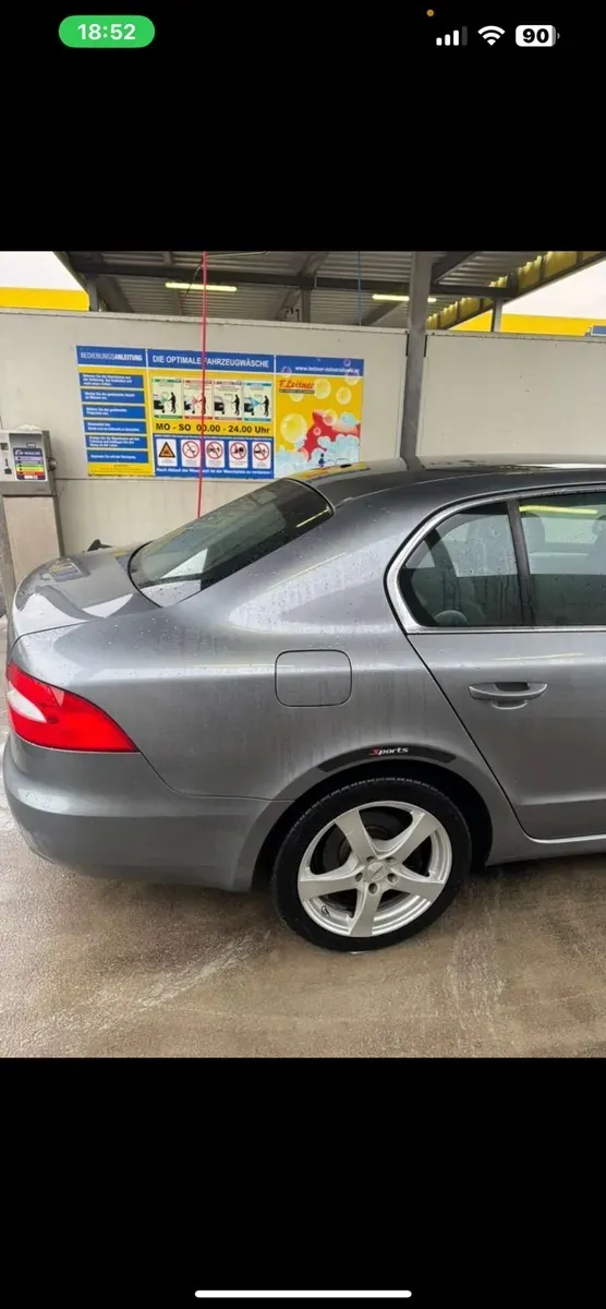 Skoda Superb 2011 photo 2