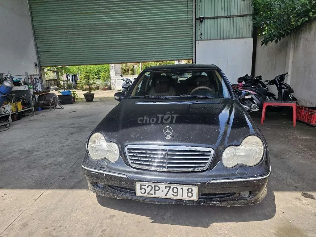 Mercedes-Benz C-Class 2004 photo 2