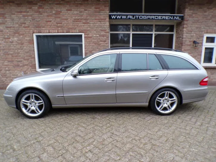 Mercedes-Benz E-Class 2004 photo 2