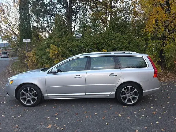 Volvo V70 2010 photo 2
