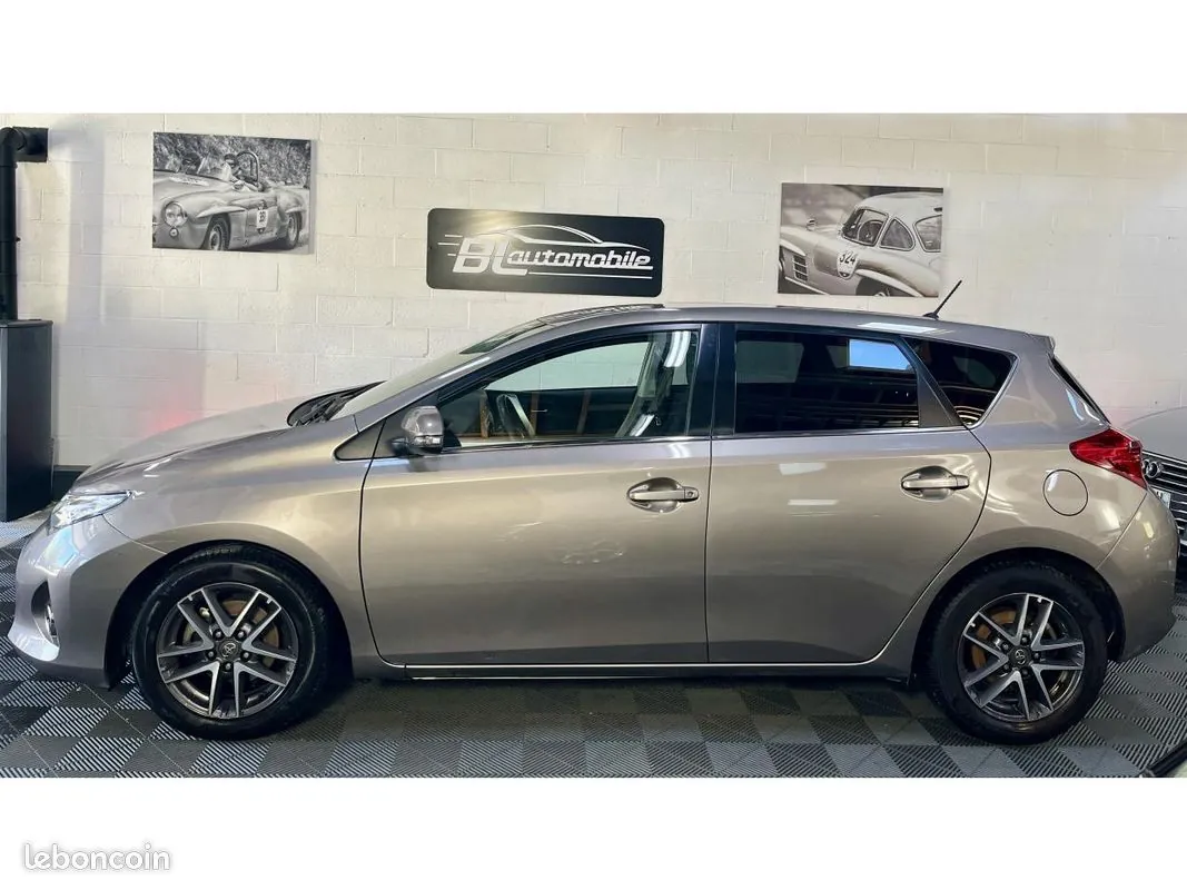 Toyota Auris 2014 photo 2