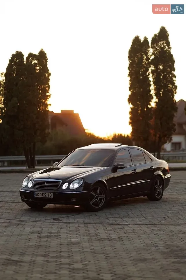 Mercedes-Benz E-Class 2004 photo 2